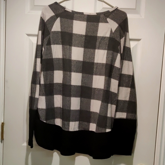 Black and white buffalo plaid top. - Picture 4 of 4